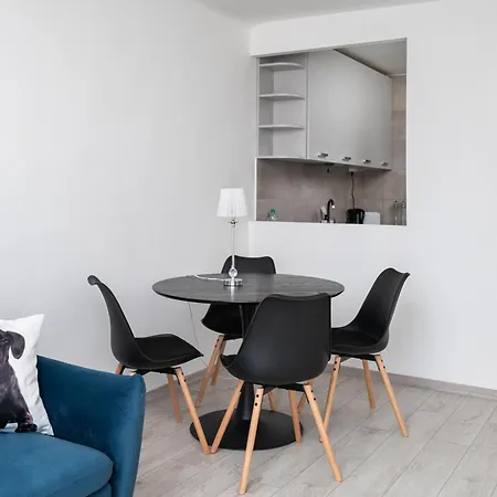 Grzybowska Blue Centre By Bookinghost *